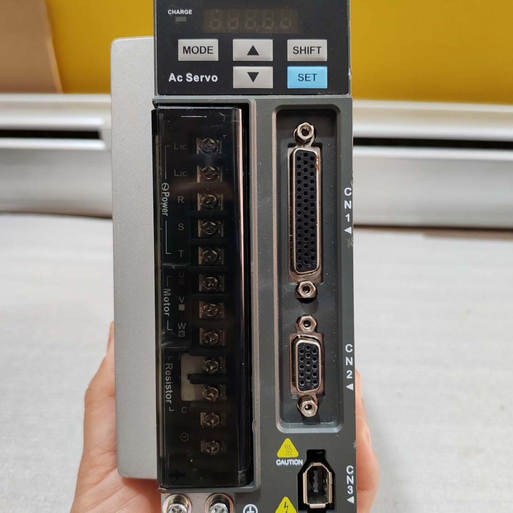施尔德SRD-600E1R023AR 1KW 驱动器 实物拍
