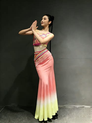 新款春述剧目舞蹈服傣族粉笠群舞
