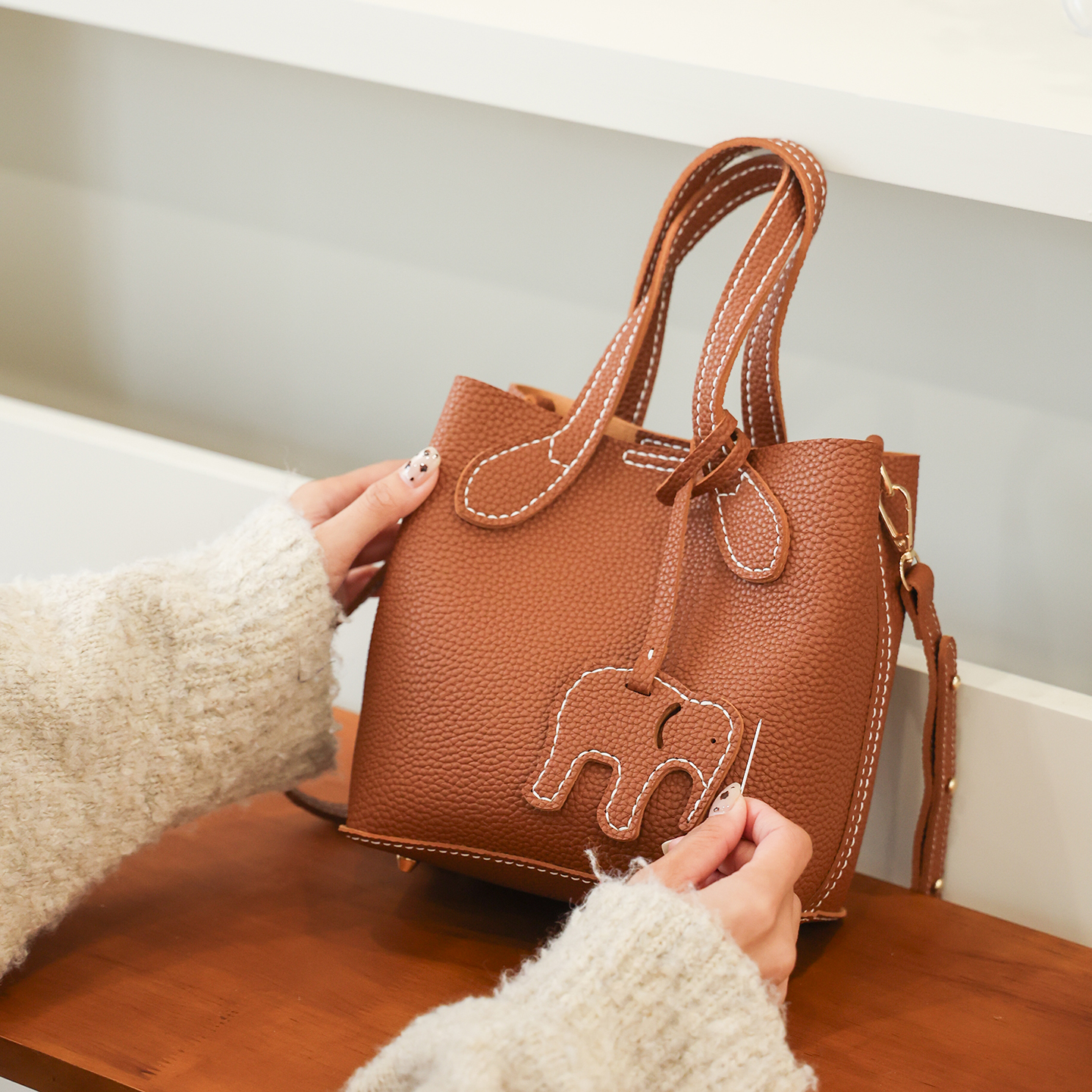 手缝简约通勤单肩斜跨手提包