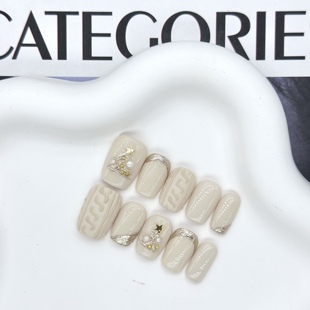 纯手工穿戴甲美甲 温柔奶杏色手绘圣诞树气质显白短款 圣诞恋歌