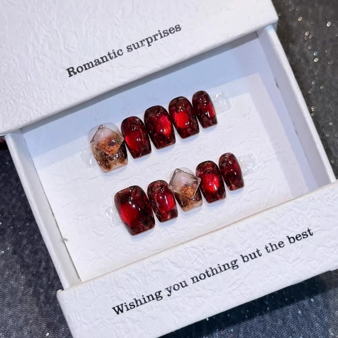 【许我耀眼】小众设计款新年红猫眼高级晕染气质显白短款穿戴甲,彩妆/香水/美妆工具,穿戴甲/甲片,淘宝优惠券,粉丝福利购,淘宝优惠卷