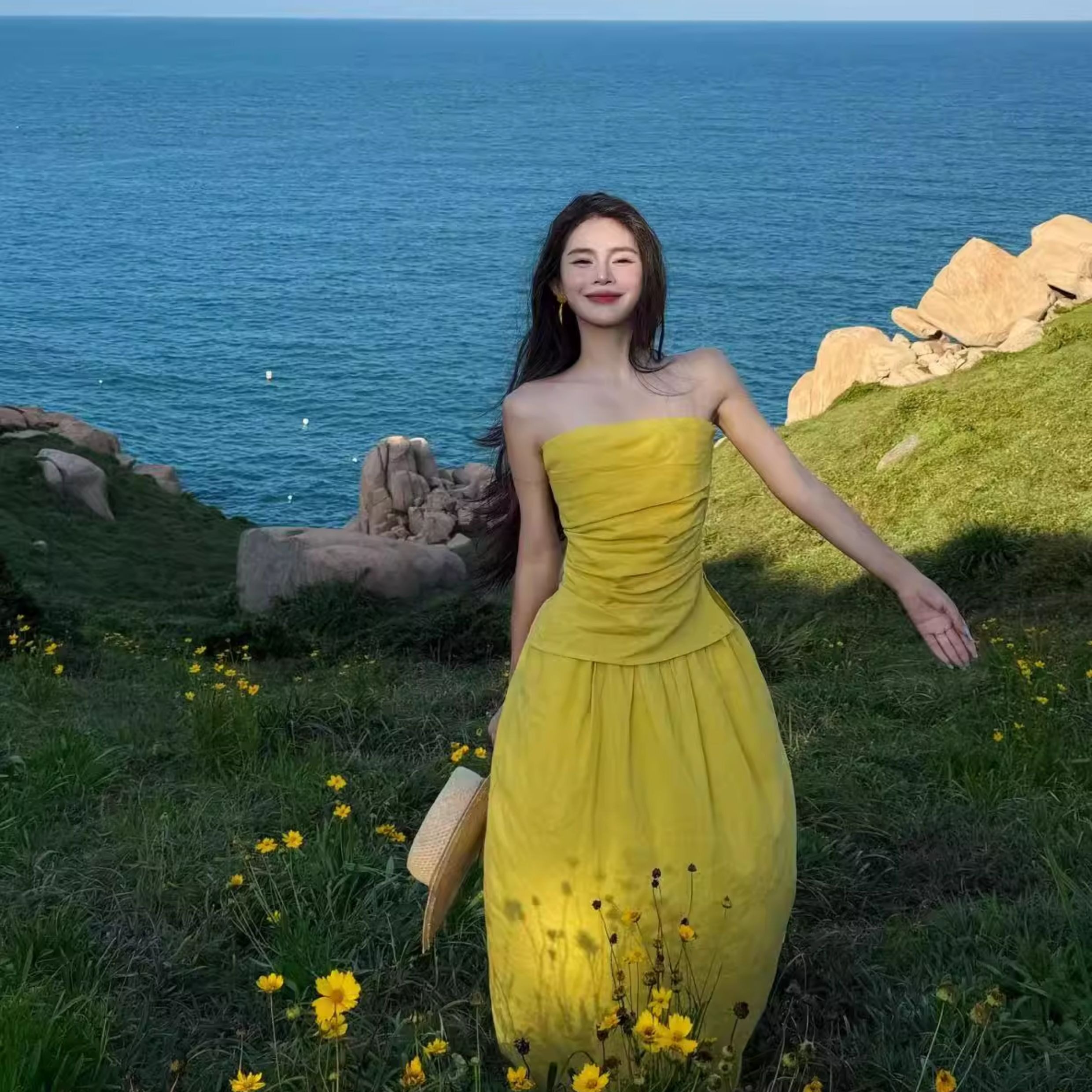 设计感多巴胺绝美度假风明媚黄色显白褶皱抹胸花苞开叉半身裙套装