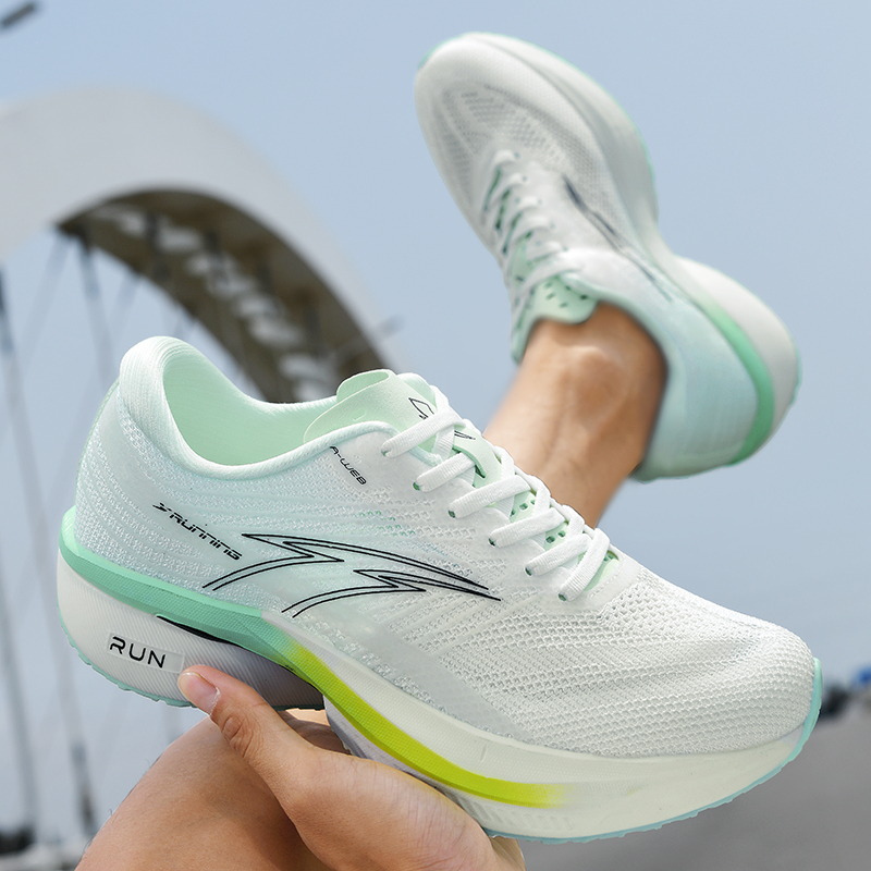 夏季运动鞋男飞织网面透气中学生超轻回弹碳板减震女生体育跑步鞋