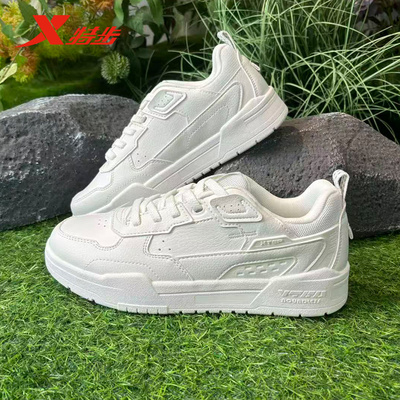 特步板鞋女鞋2025冬季新款厚底皮面休闲鞋运动鞋女975418310049