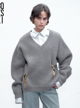 JACQUES WEI 2025新品秋冬灰色金扣胸针设计V领羊毛针织衫毛衣女