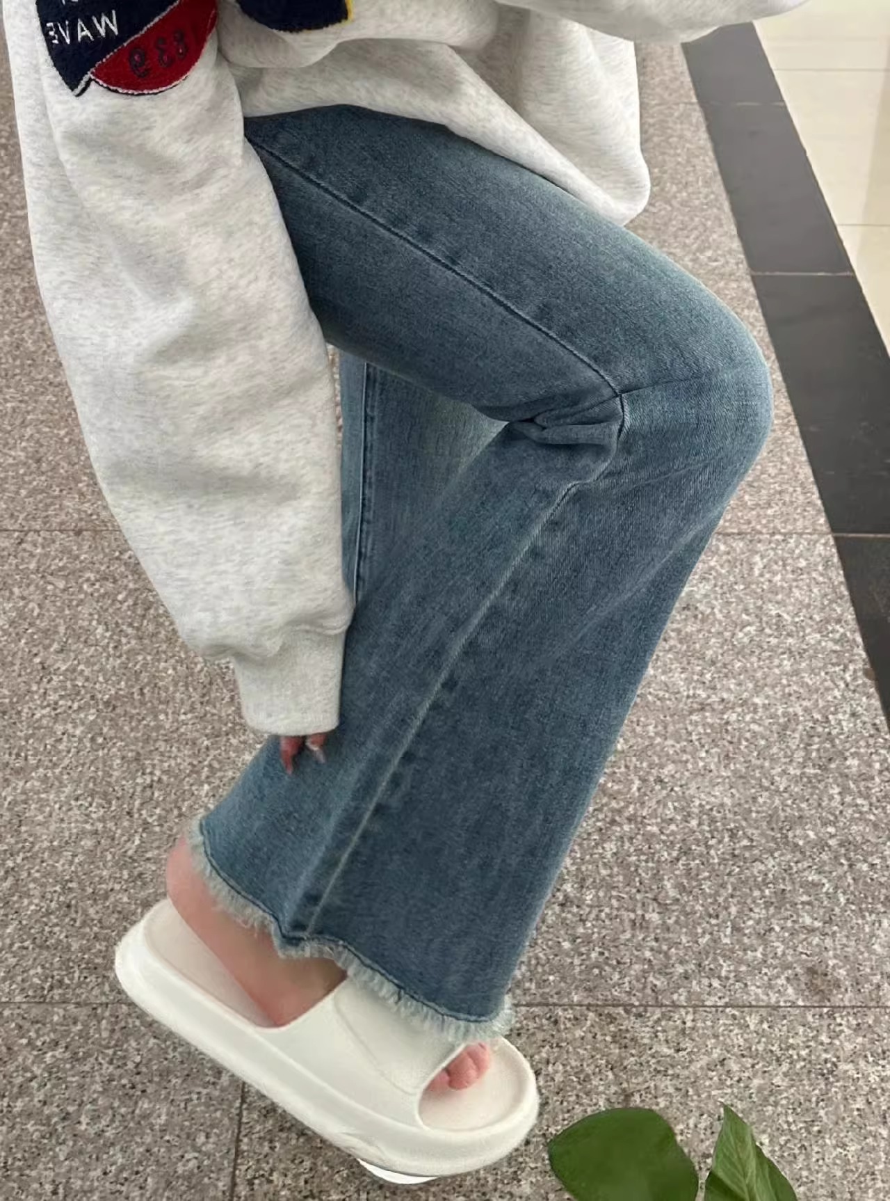 毛边微喇叭牛仔裤女马蹄裤子