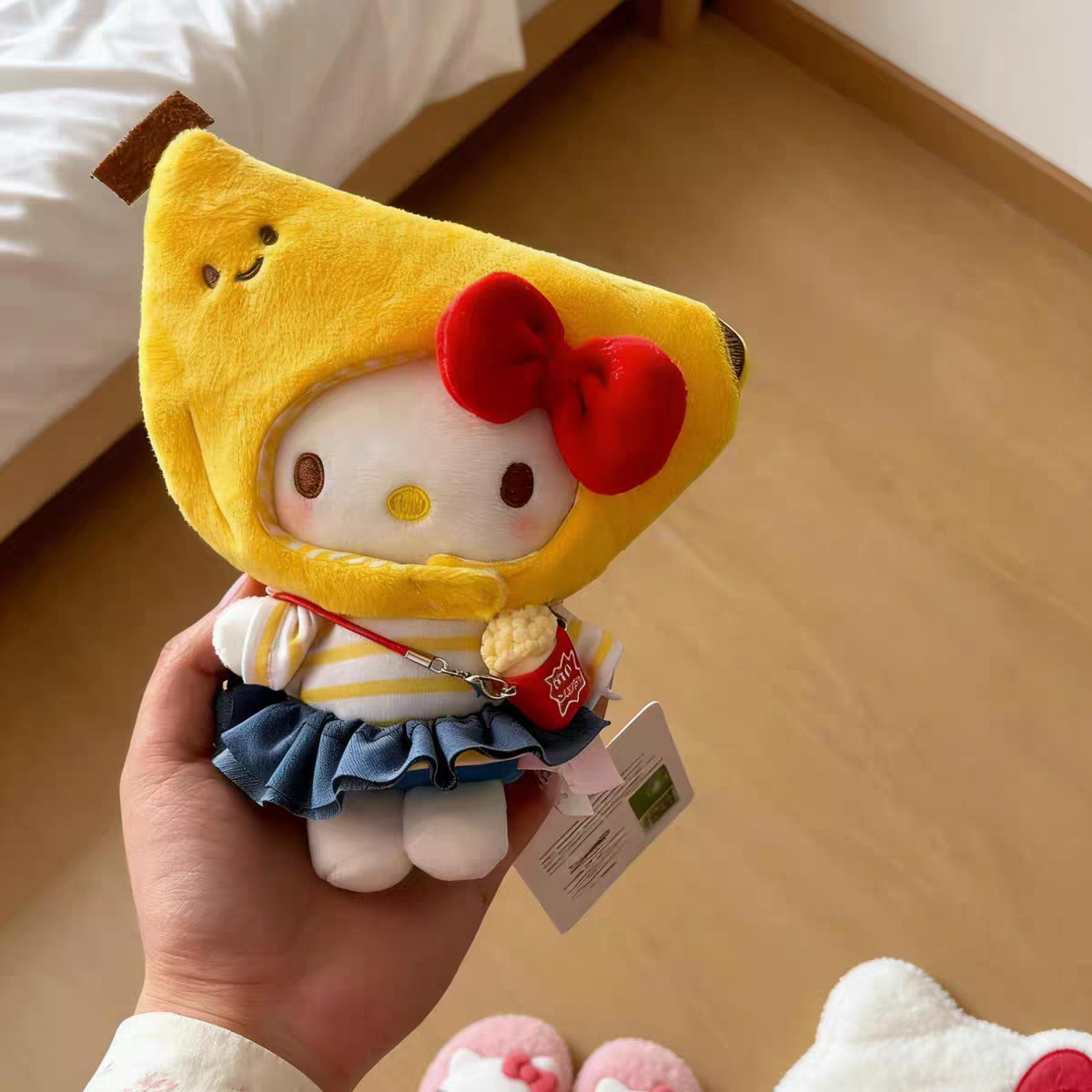 正版联名可爱hellokitty猫毛绒玩偶香蕉公仔女生书包背包挂件礼物