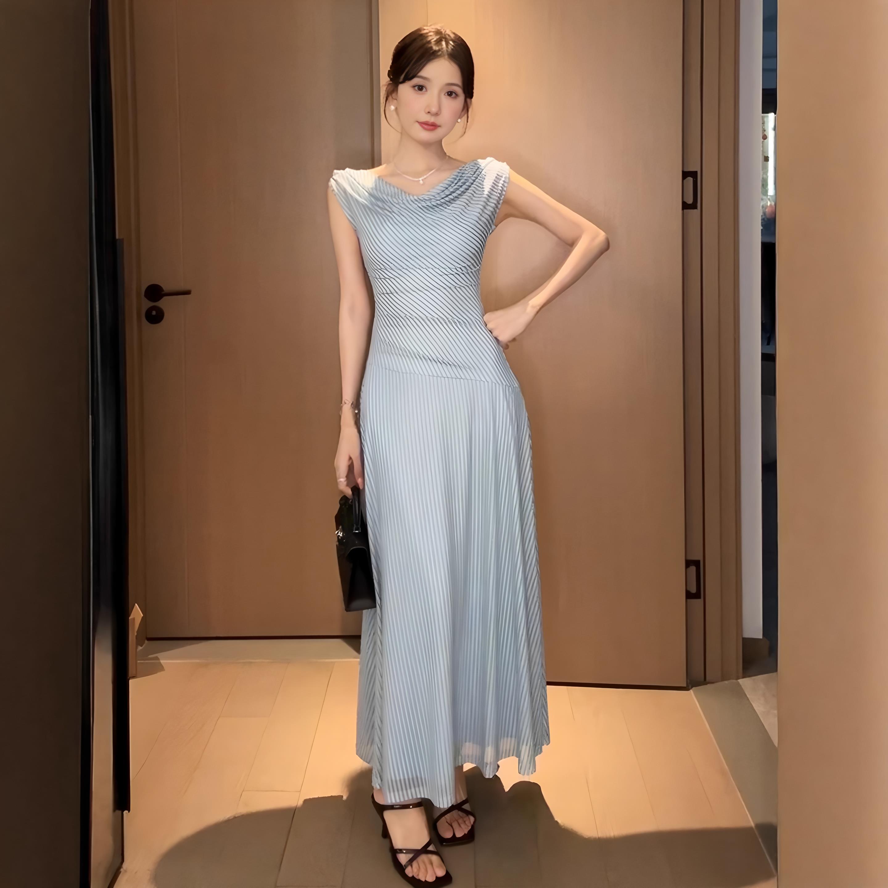 法式蓝色条纹吊带连衣裙子女夏季2025新款巨好看气质海边度假长裙