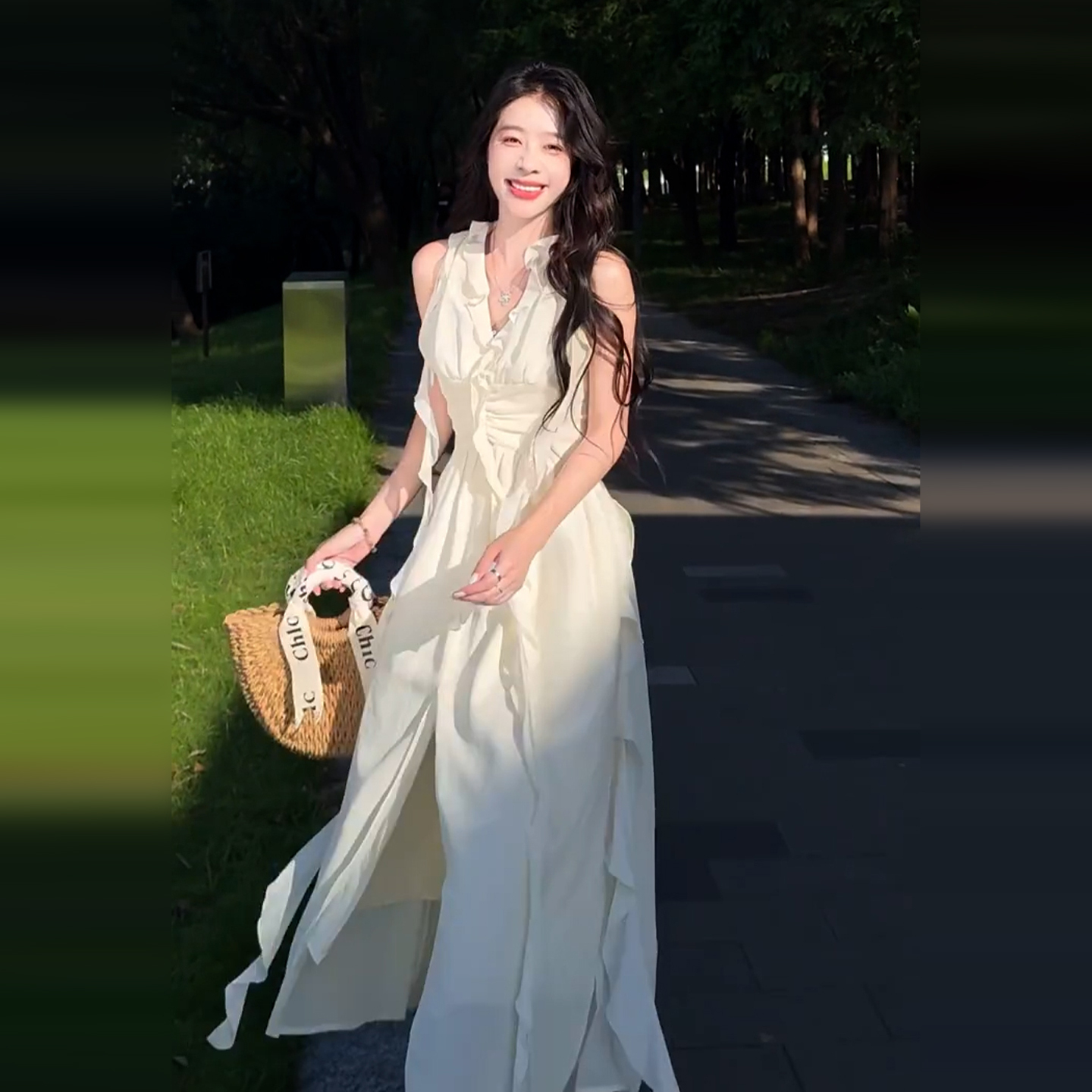 高级感海边度假白色挂脖连衣裙子女夏季2025新款流行爆款沙滩长裙