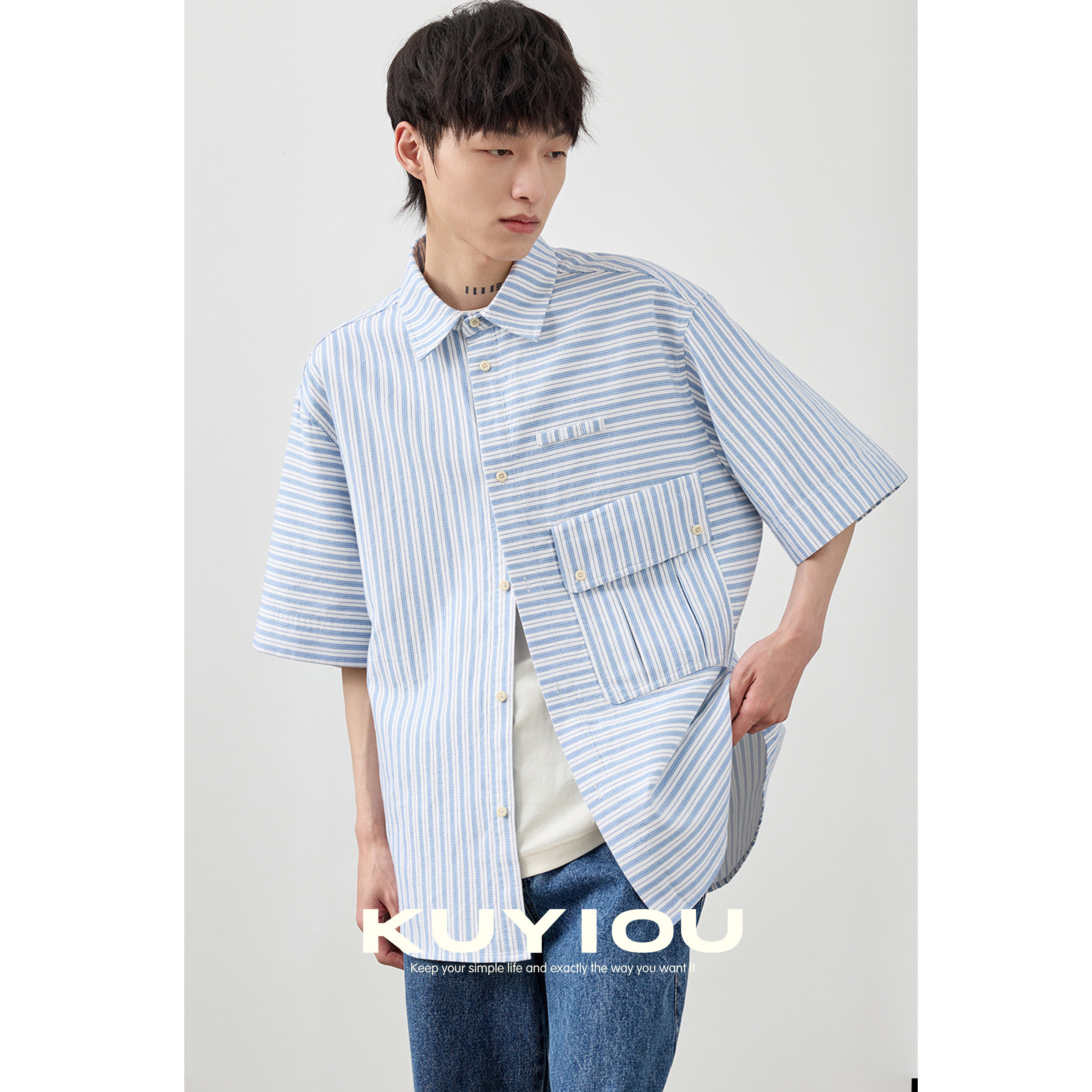kuyiou/慵懒浅蓝白条纹 双层棉色织大口袋宽松廓形五分短袖衬衫男