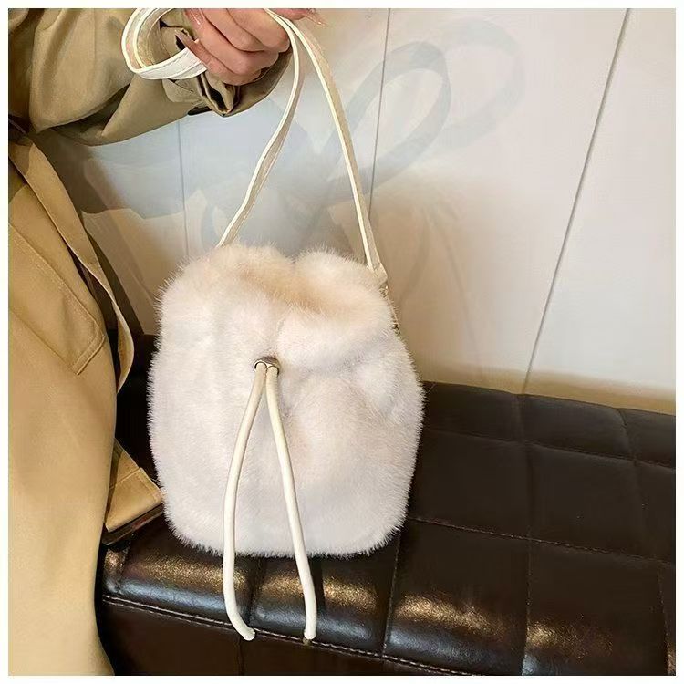 毛茸茸兔毛小包包2025年新款秋冬季毛绒斜挎冬季水桶包手提毛毛包