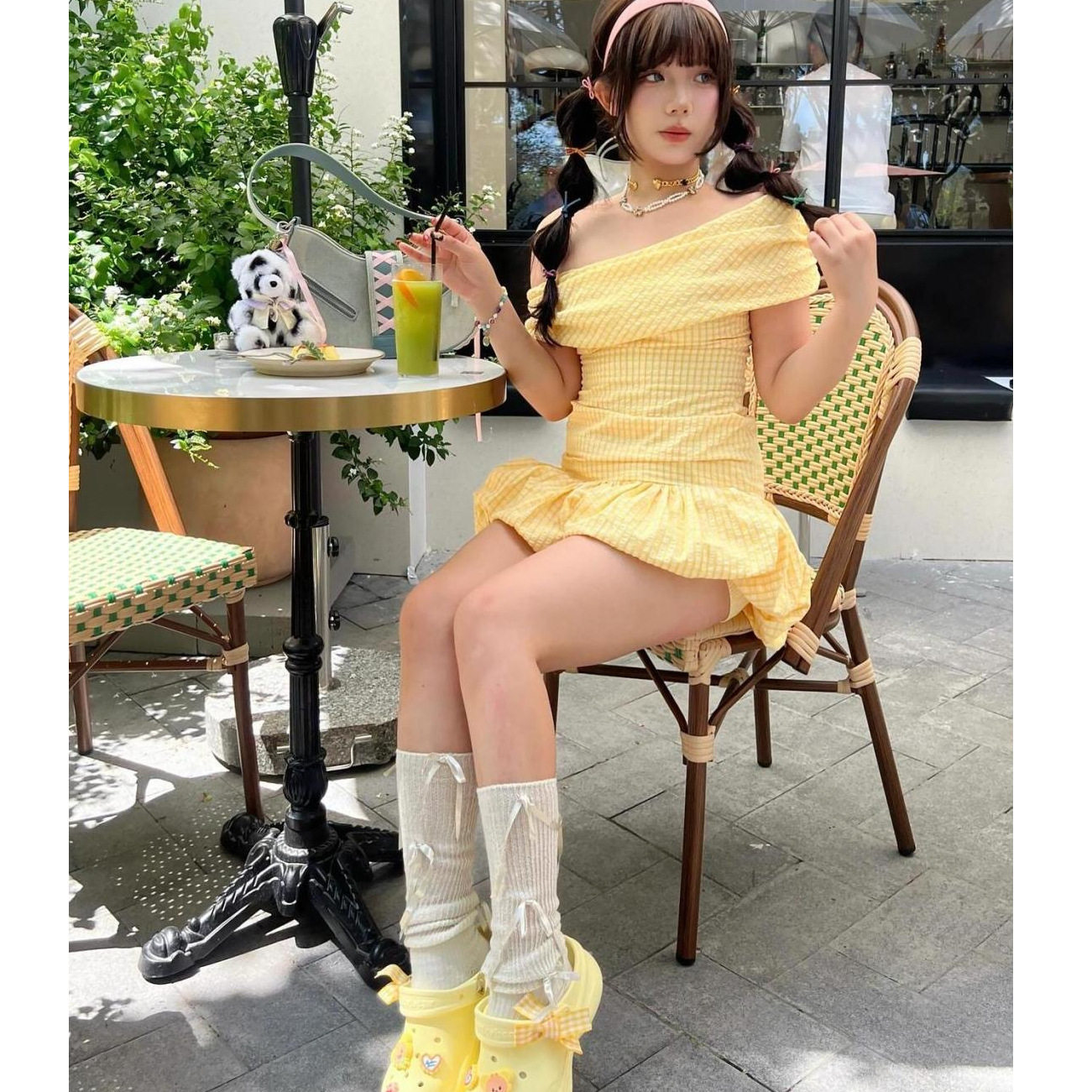 法式纯欲黄色格纹一字肩抹胸连衣裙女夏季高级感气质收腰花苞短裙