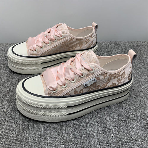 撤柜处理粉色绸缎厚底帆布鞋女2026春夏新款时尚百搭休闲运动板鞋