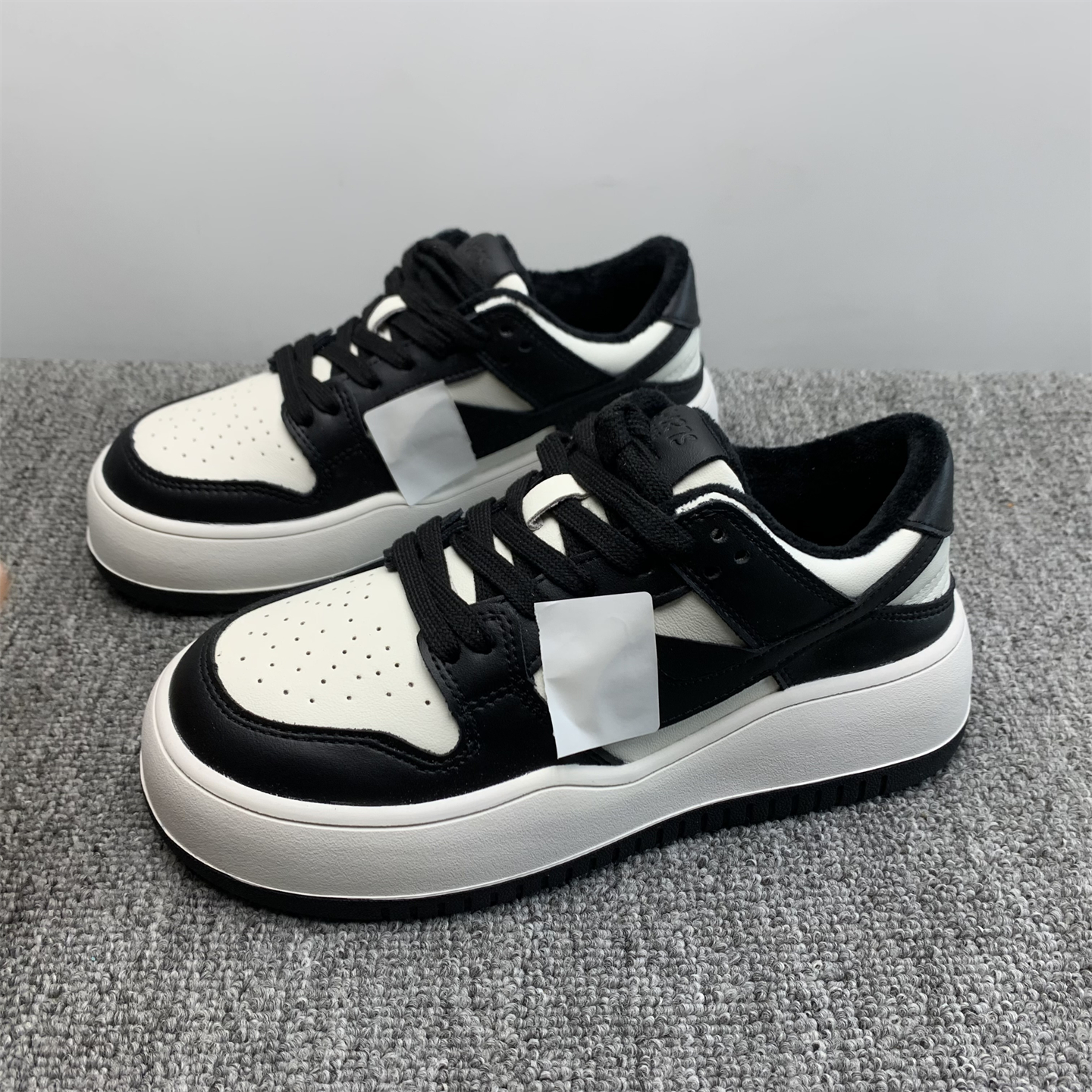 断码处理加绒真皮板鞋女2025冬季新款厚底细带拼色黑白休闲小白鞋