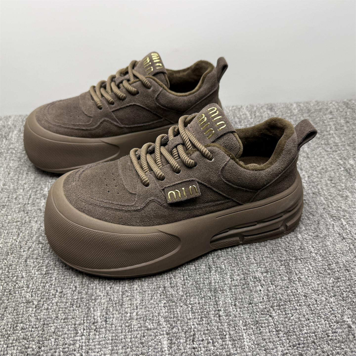 撤柜断码处理39码厚底加绒真皮板鞋女2026新款复古丑萌保暖松糕鞋