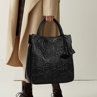 欧洲站新款 女士包袋高级感山茶花朵手提包便携可以单肩斜挎放平板