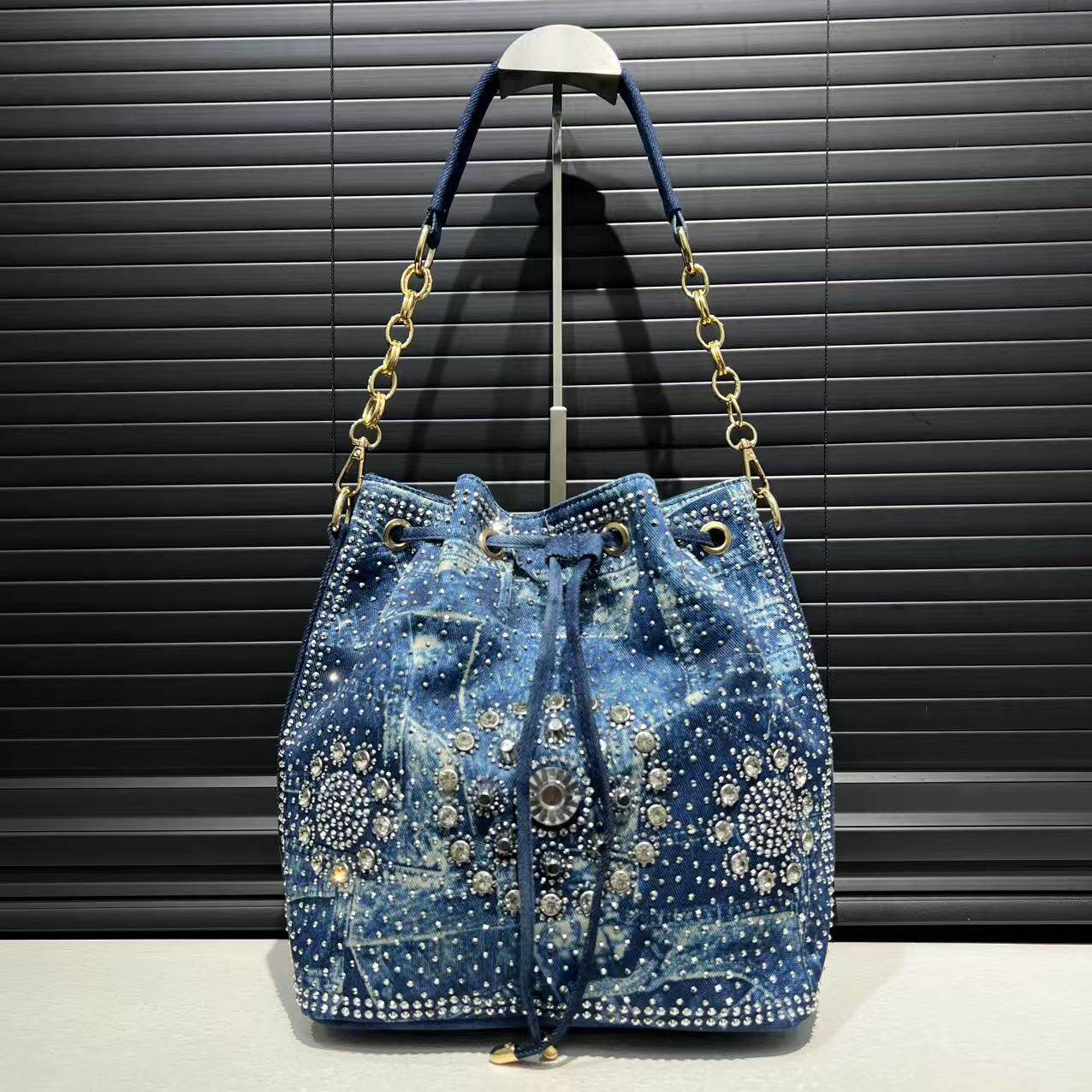 欧洲站新款女士包袋名媛轻奢单肩腋下包金属铆钉烫钻牛仔布斜挎包