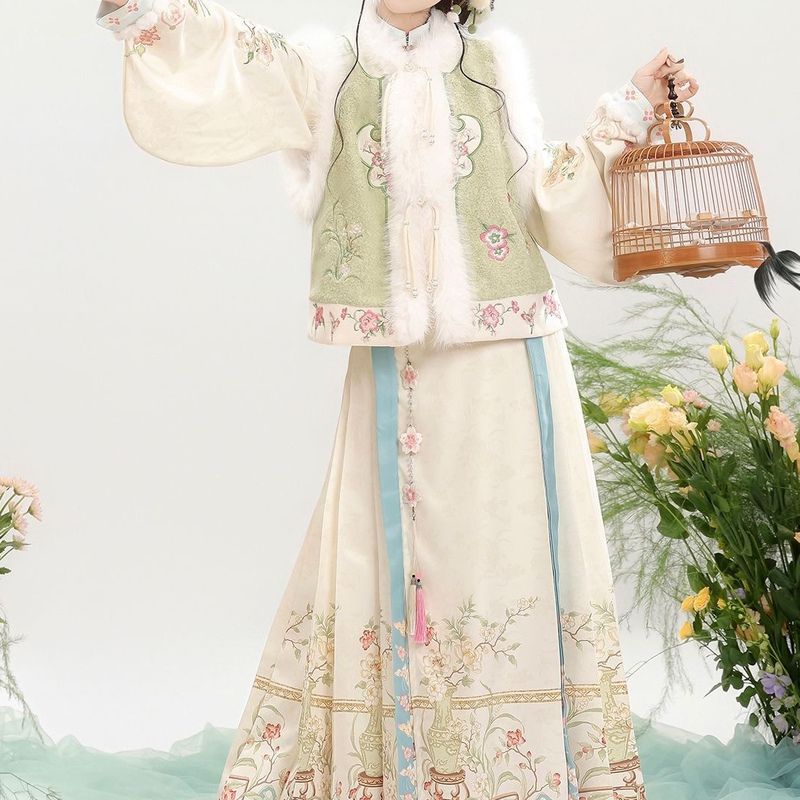 明制汉服加绒比甲马面刺绣琵琶袖