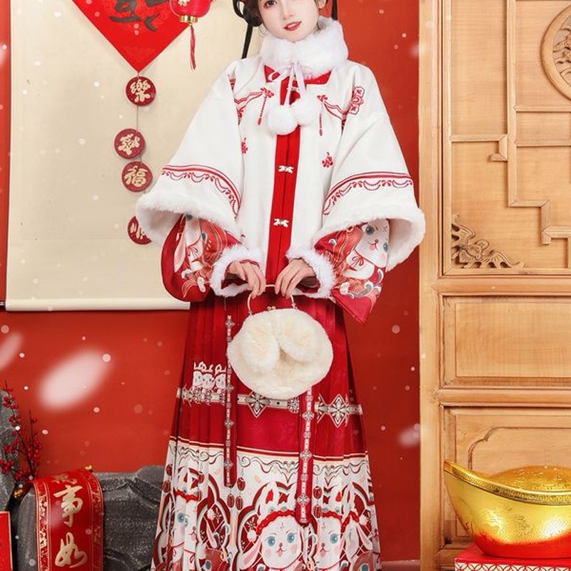 新年明制汉服女长袄加绒比甲马面