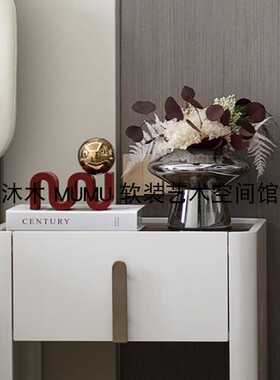 软装现代样板间女孩房床头柜组合