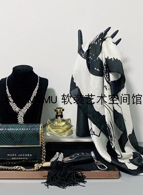 样板房衣帽间黑白色香水托盘