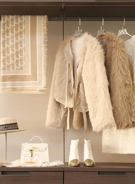 |暖冬女士衣柜|样板房衣帽间卡其色主卧简约皮毛外套软装组合摆件