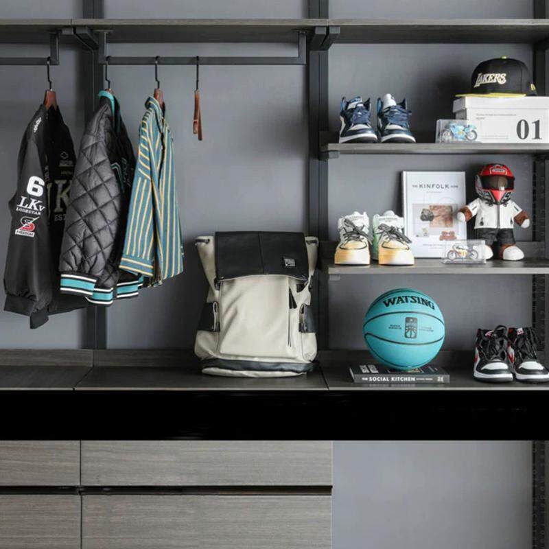 现代轻奢样板间男孩房运动篮球主题衣帽间组合衣服头盔双肩包摆件