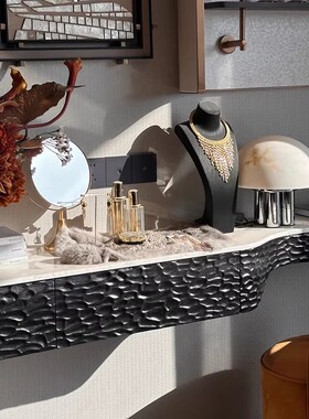 软装化妆台装饰摆件兔毛垫粉饼道具包豪斯款台灯样板房卧室梳妆台