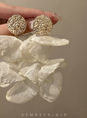 法式复古米白色雪纺花瓣耳环轻奢度假耳坠温柔纯欲超仙氛围感耳饰