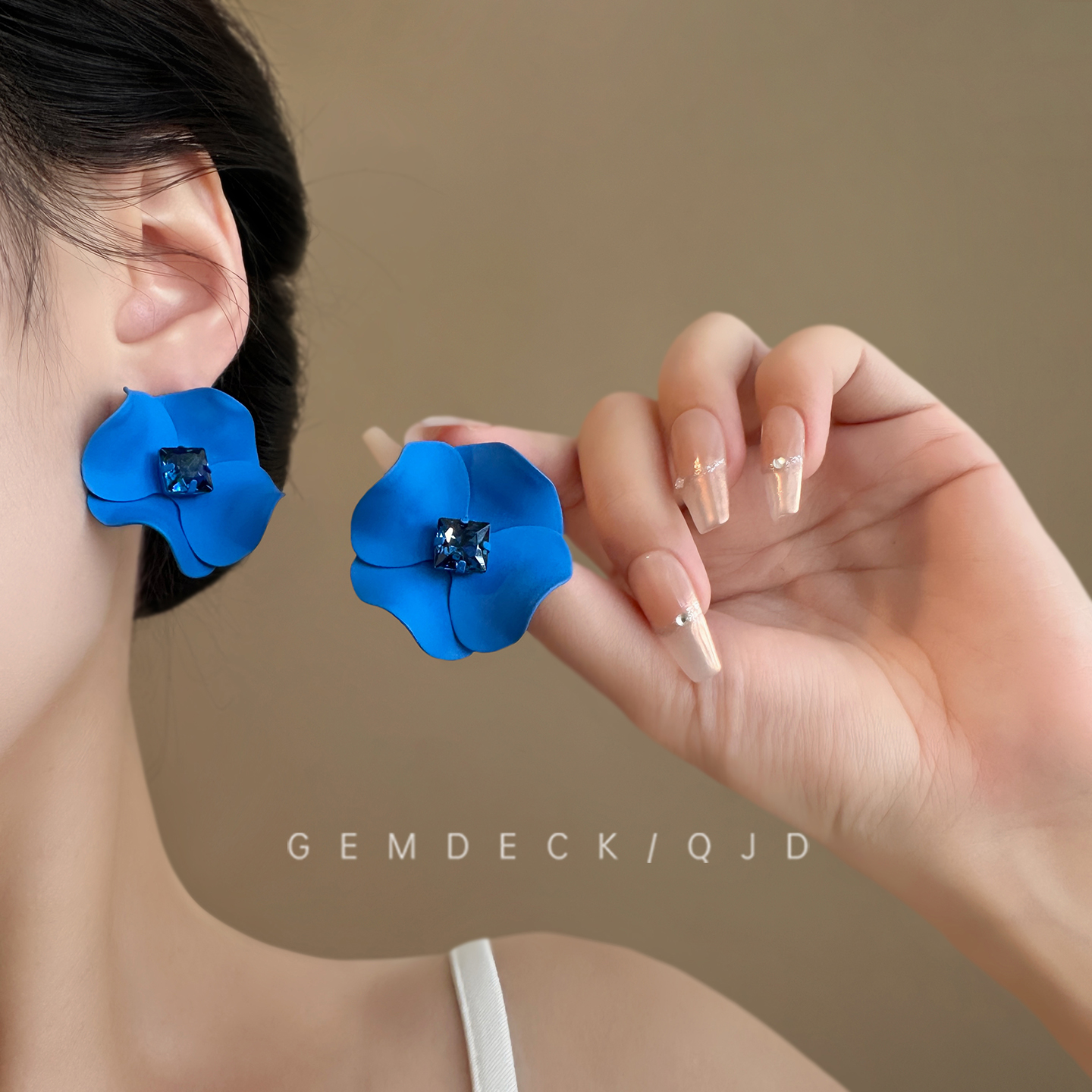 克莱因蓝花朵锆石耳环