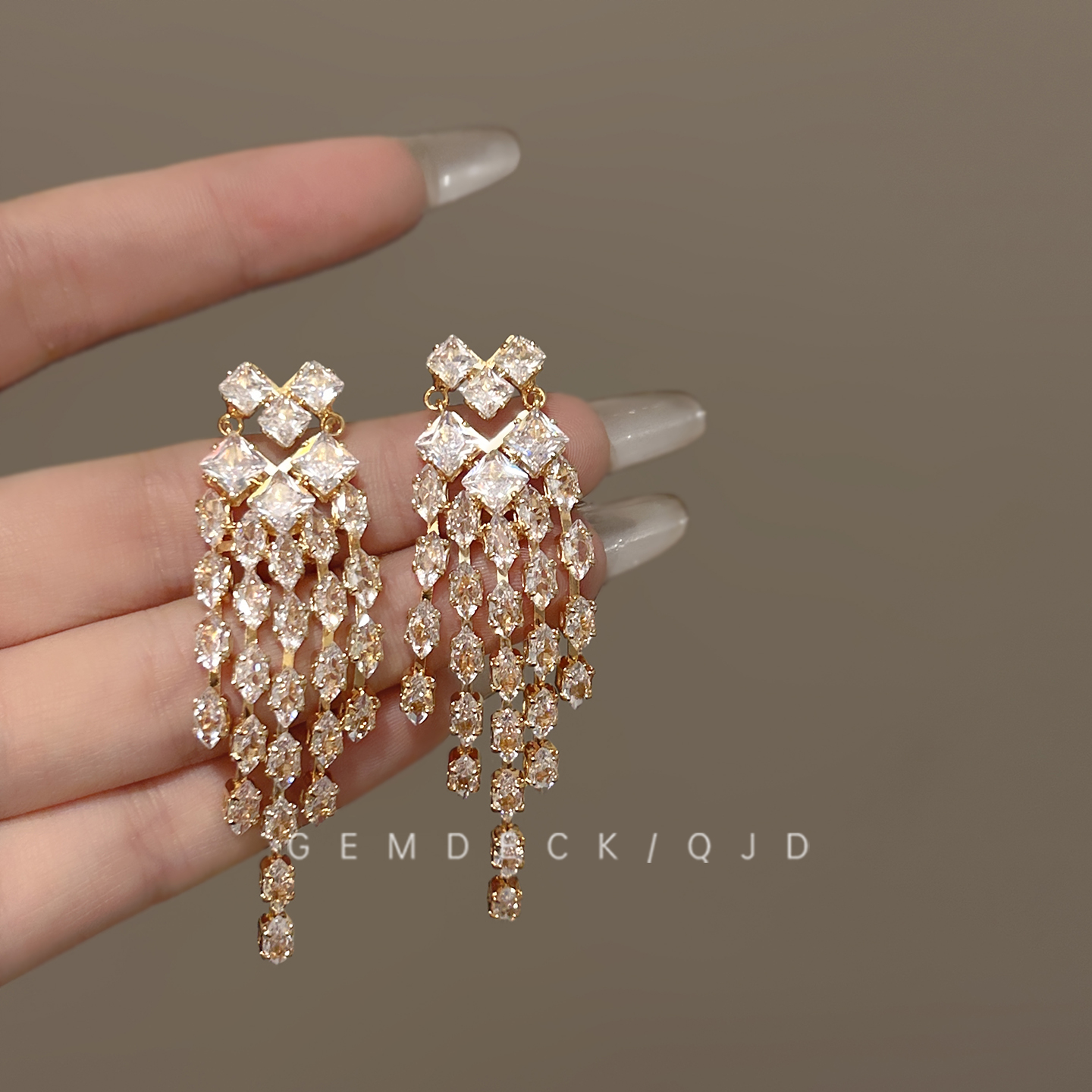 超闪满钻爱心流苏耳钉