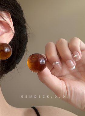 复古港风琥珀色圆球耳钉女美拉德个性独特设计感耳环夸张耳饰秋冬