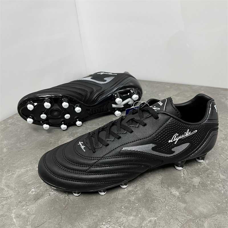 出西班牙品牌FG足球鞋