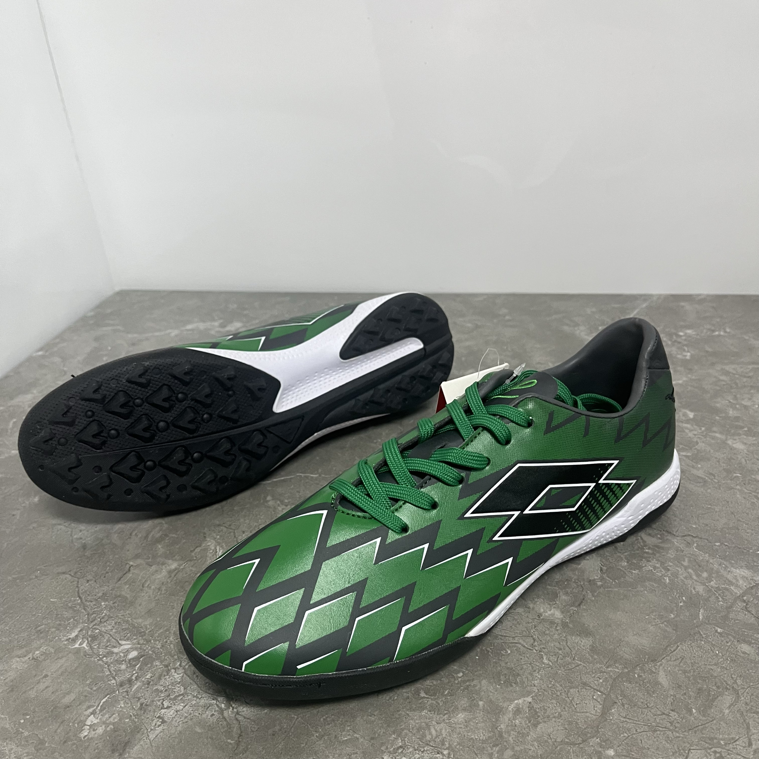 孤品特价！41码碎钉足球鞋 大底防滑中底缓震设计 标准运动鞋码