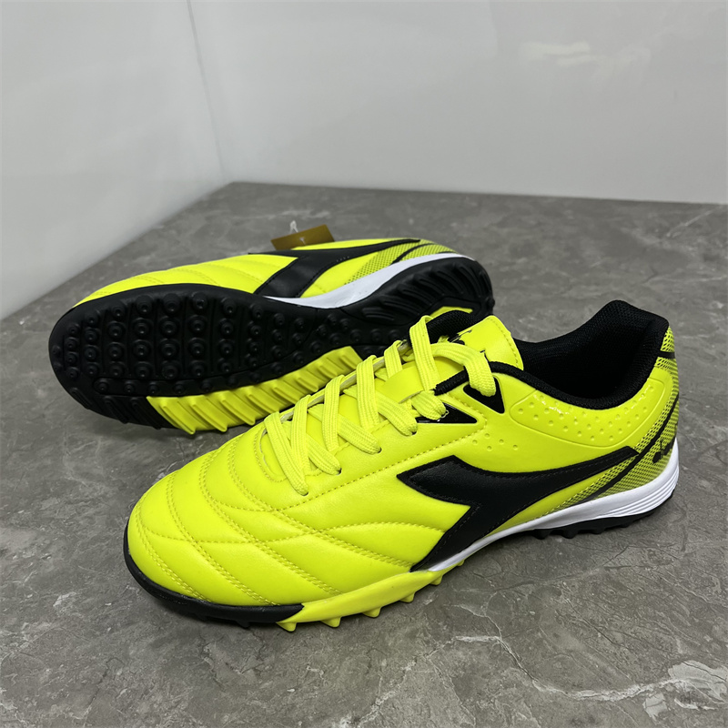 出意大利品牌碎钉TF足球鞋宽楦