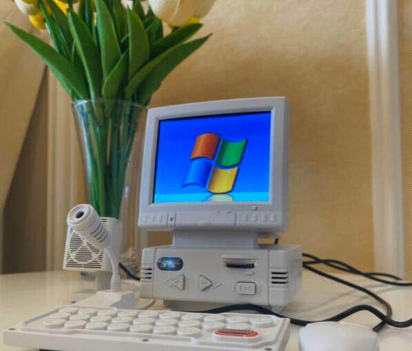 怀旧复古迷你老式大头电脑显示器造型的电视机和游戏机掌机老家电