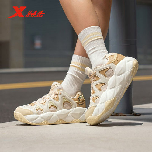 特步轻便百搭菠萝鞋休闲鞋