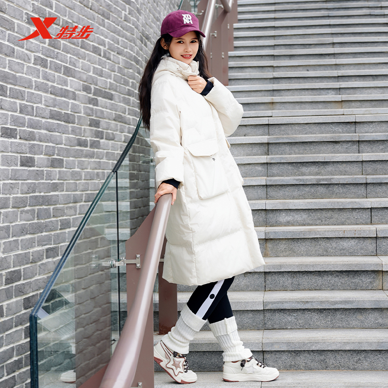 特步女子连帽羽绒服中长款