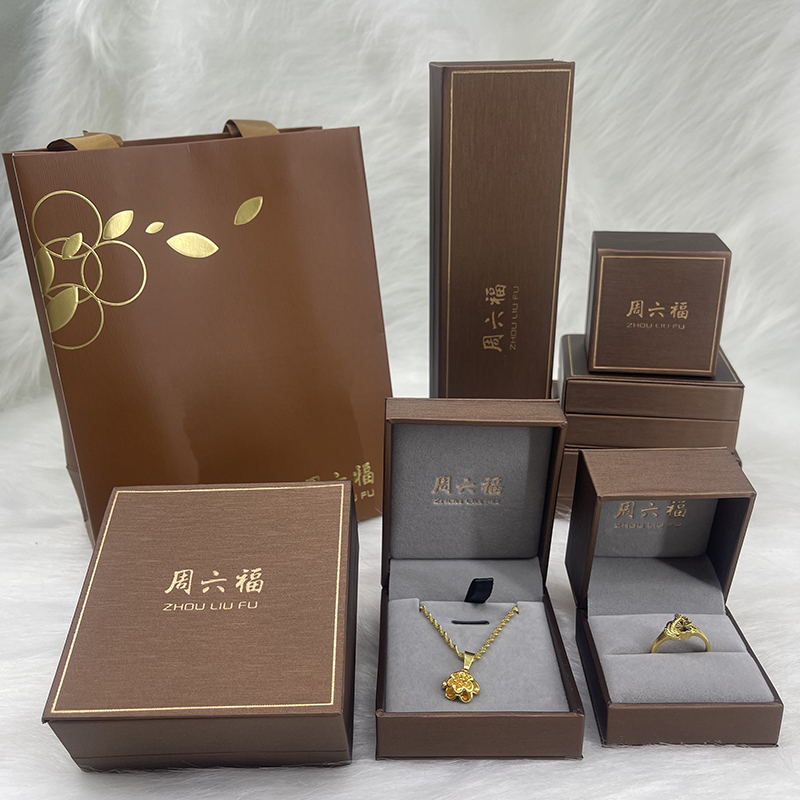 新款PU皮周六福首饰收纳盒黄金戒指耳钉吊坠项链手镯手链包装礼盒