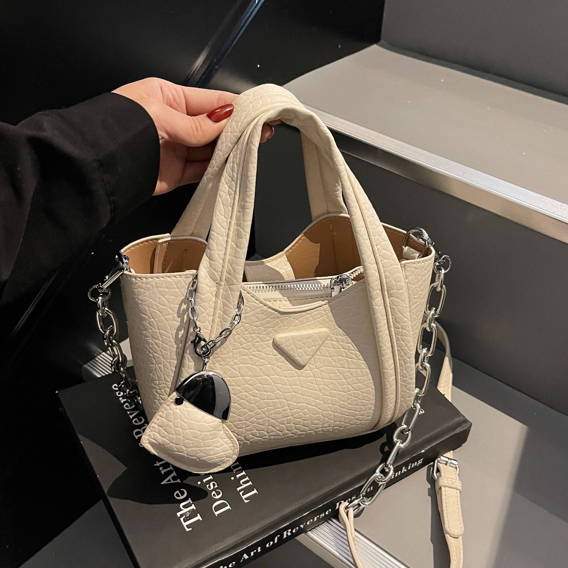 韩版菜篮子手提包包2025新款休闲水桶包高级感韩版百搭时尚单肩