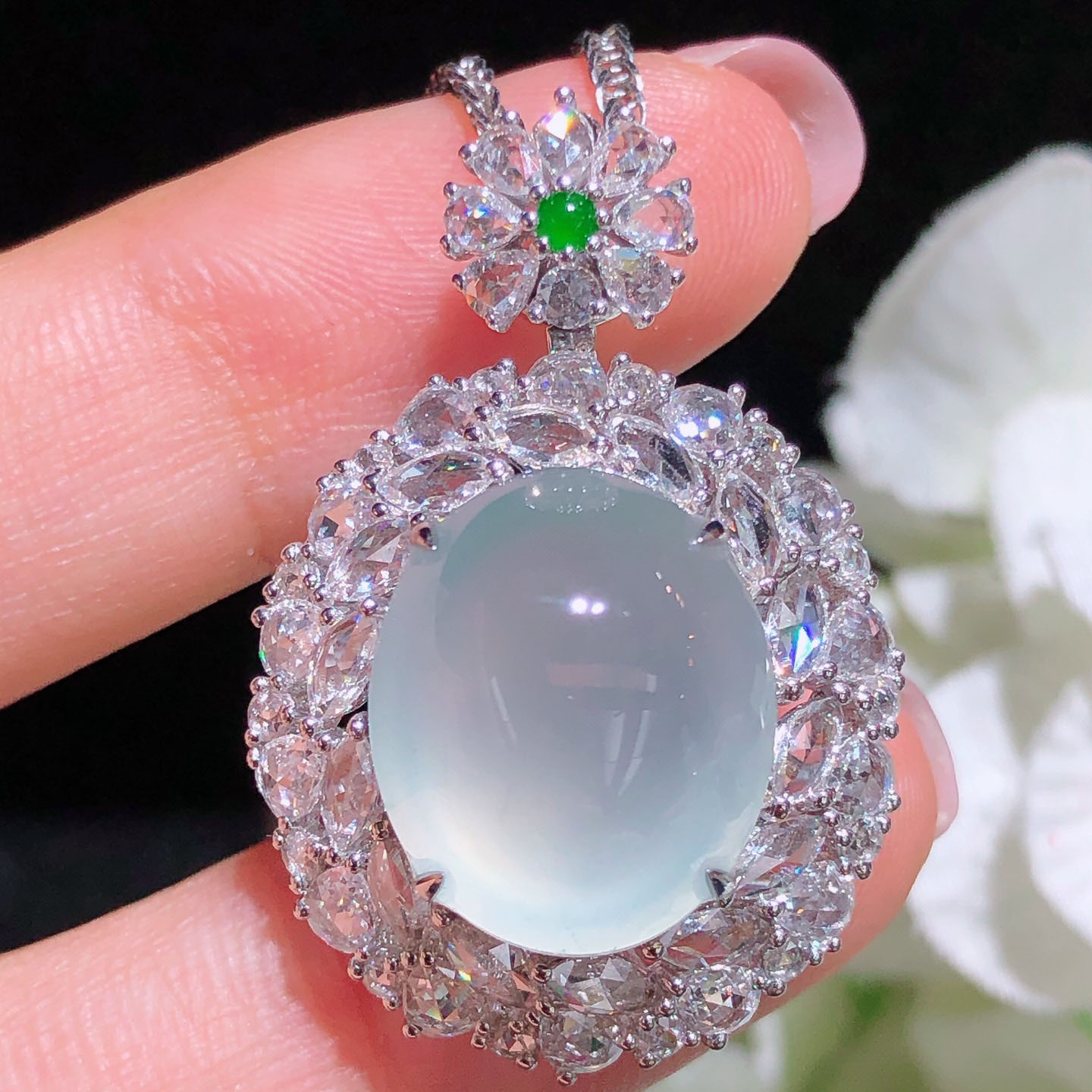 翠秦之皇冰白冰蛋面吊坠 18k金钻石镶嵌天然A货翡翠饱满莹润冰透