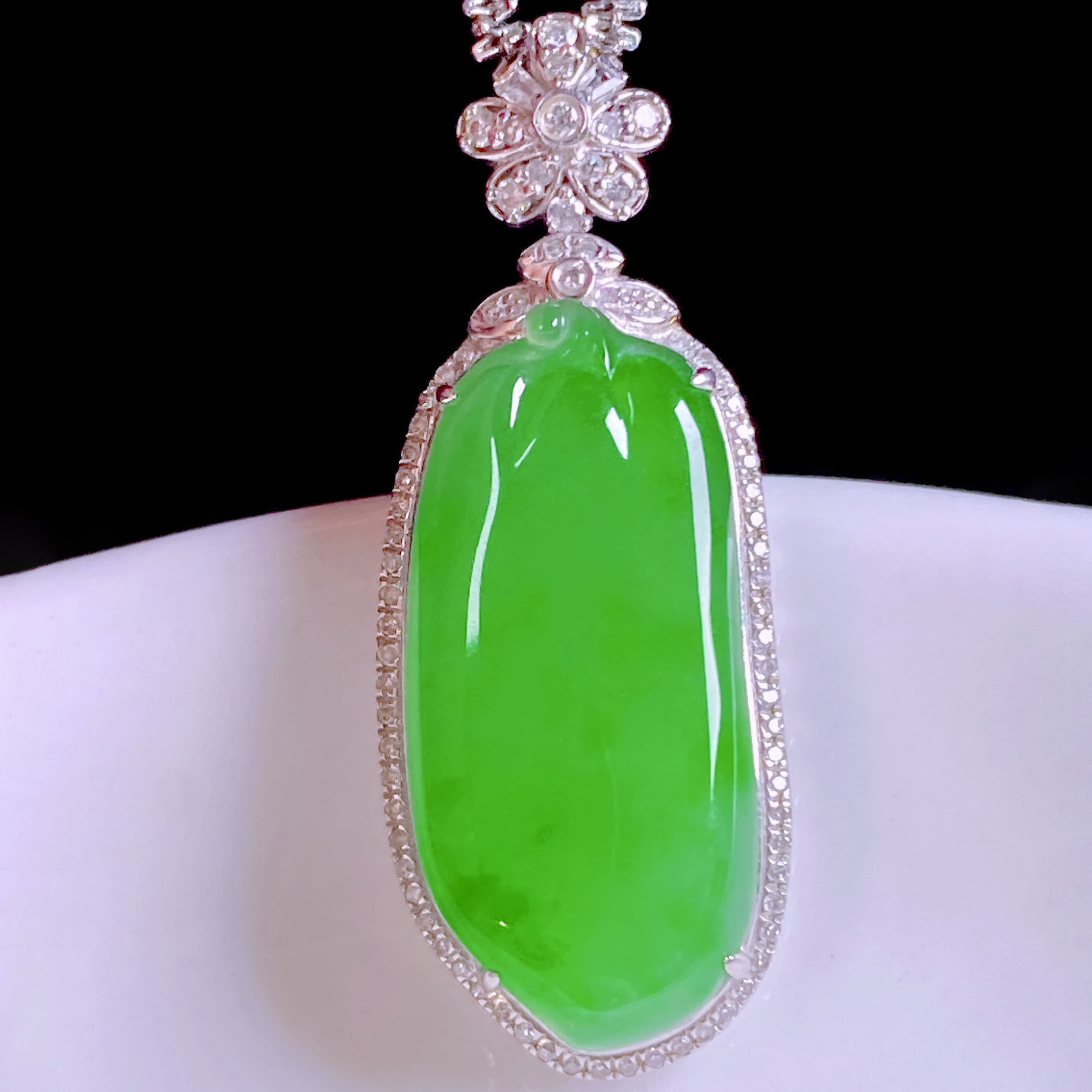 翠秦之皇冰阳绿福瓜吊坠 18k金镶嵌天然翡翠A货种色兼备气质优雅