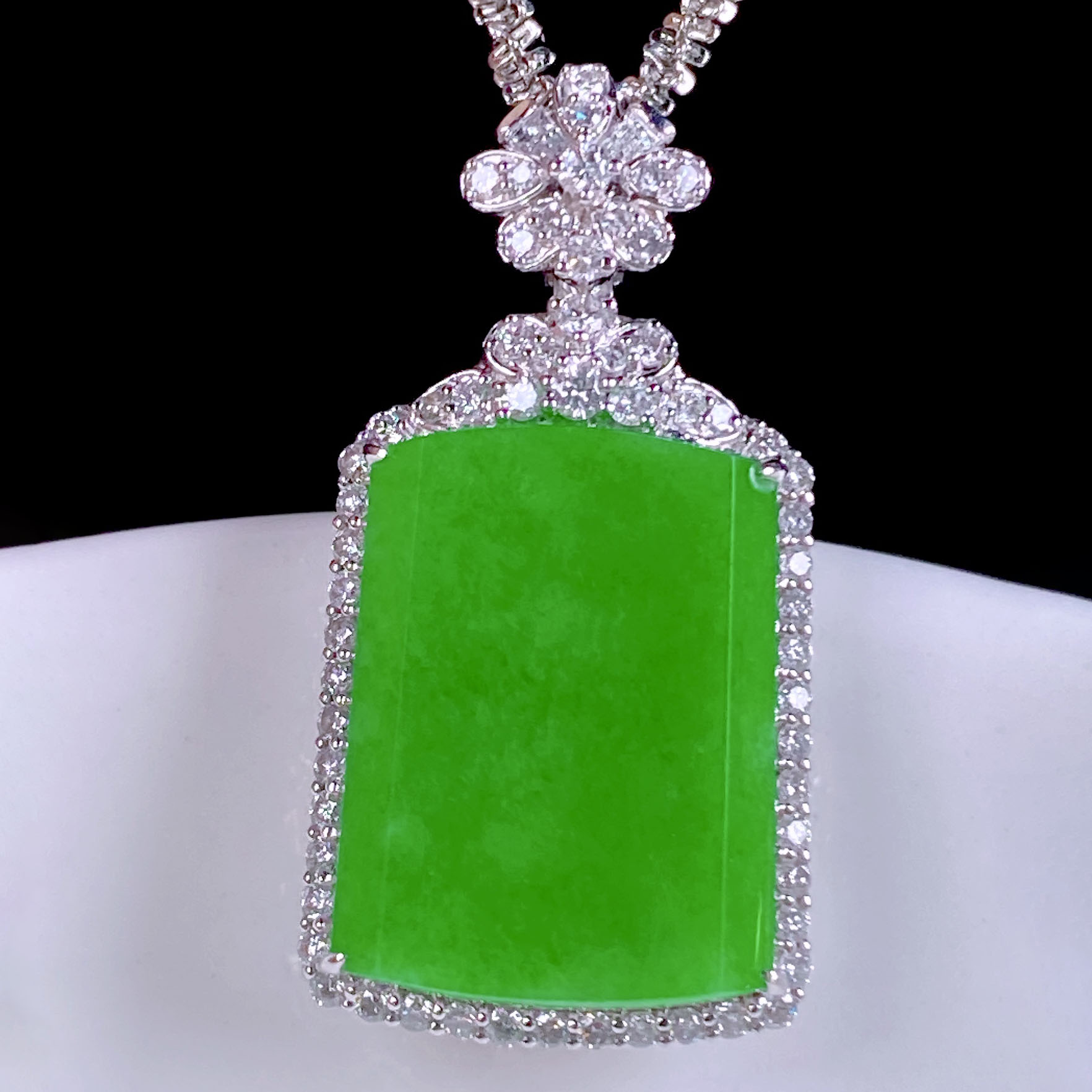 翠秦之皇冰阳绿无事牌吊坠 18k金镶嵌天然翡翠A货种色兼备气质