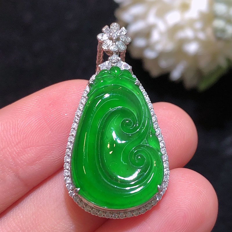 翠秦之皇冰种阳绿如意吊坠 18k金镶嵌翡翠细腻精致水润冰透