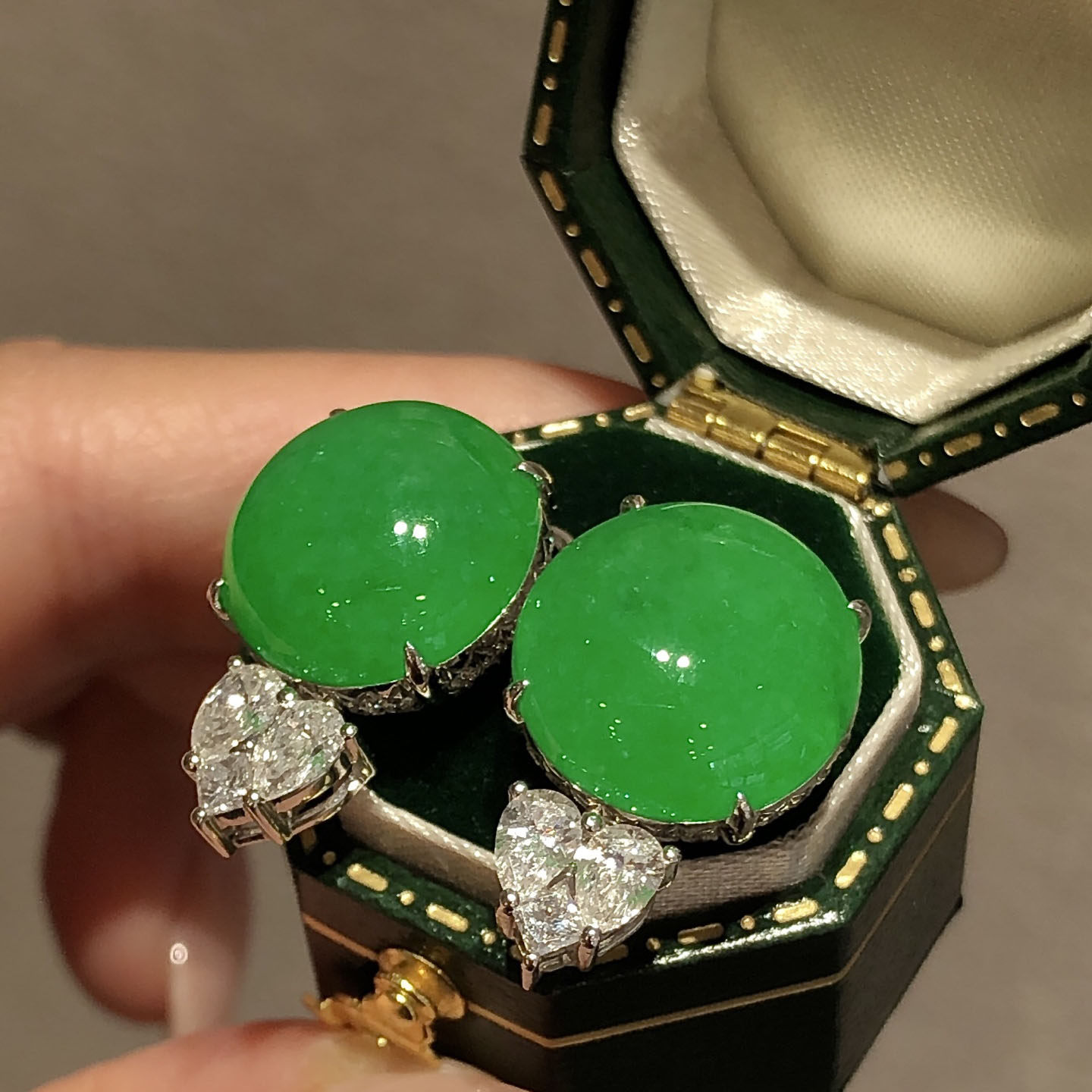 翠秦之皇冰阳绿蛋面耳钉 18k金镶嵌天然翡翠A货种色兼备气质优雅,珠宝/钻石/翡翠,耳饰,淘宝优惠券,粉丝福利购,淘宝优惠卷