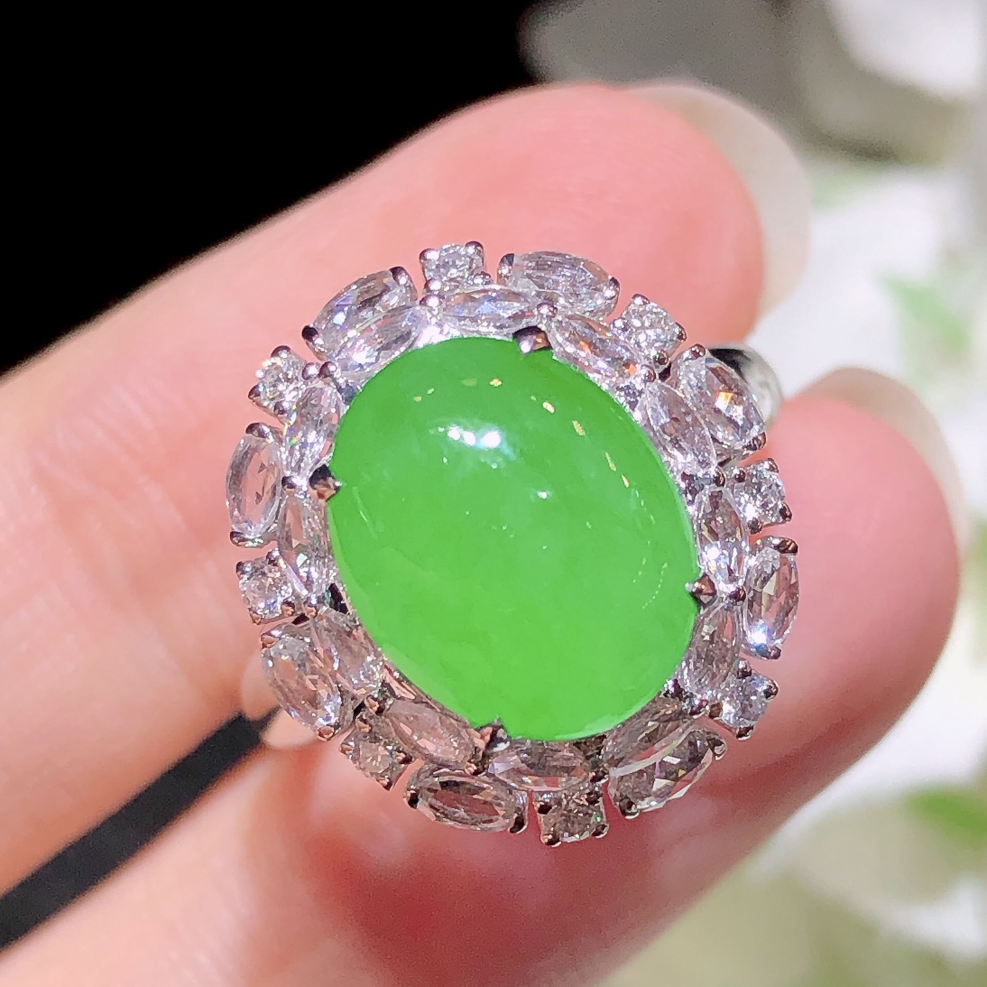 翠秦之皇冰阳绿蛋面戒指 18k金钻石镶嵌天然A货翡翠饱满莹润冰透