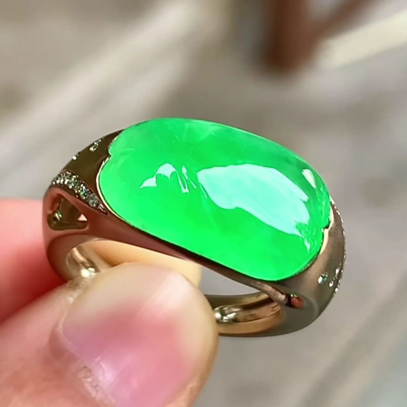 翠秦之皇冰阳绿随形戒指 18k金镶嵌天然翡翠A货种色兼备气质优雅