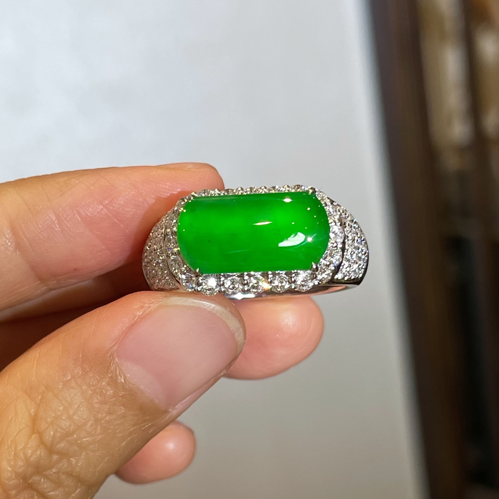 翠秦之皇高冰阳绿马鞍戒指 18k金镶嵌天然翡翠A货种色兼备气质