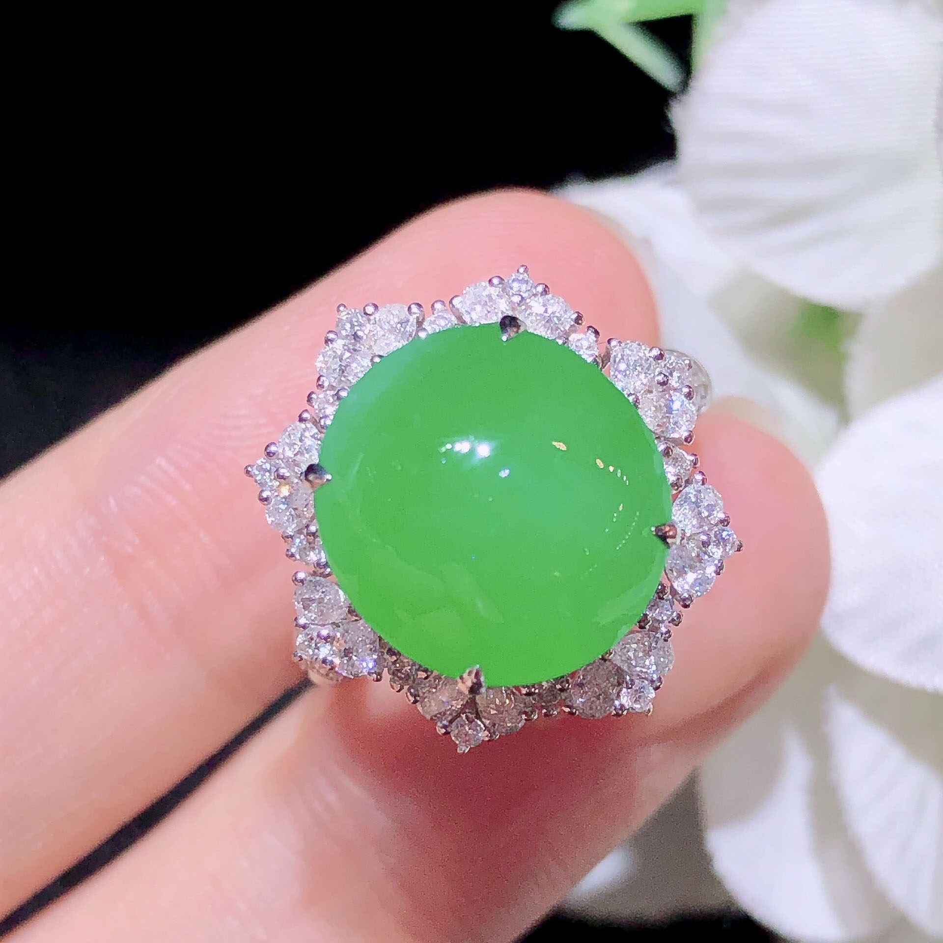 翠秦之皇冰阳绿蛋面戒指 18k金镶嵌天然翡翠A货种色兼备气质优雅