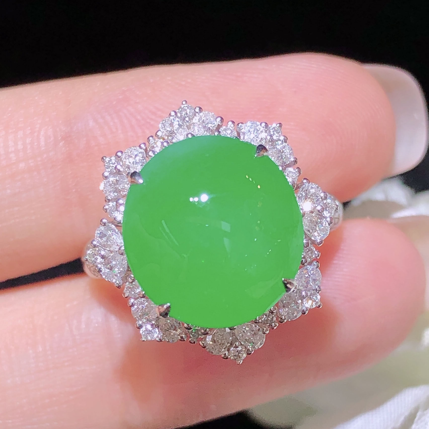 翠秦之皇冰阳绿蛋面戒指 18k金镶嵌天然翡翠A货种色兼备气质优雅